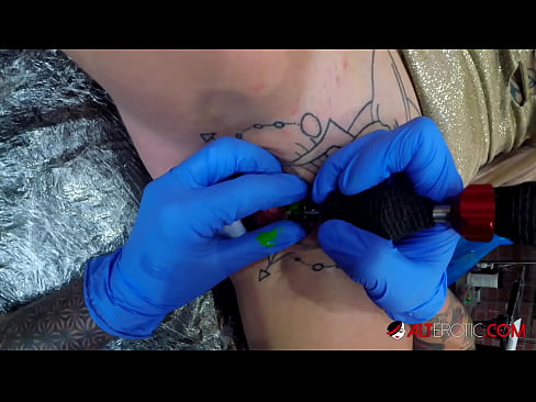 ❤️ La bomba Sully Savage, molt tatuada, es va tatuar al clítoris ️❌  Sexe a nosaltres ca.porn-milf300.ru ️❤